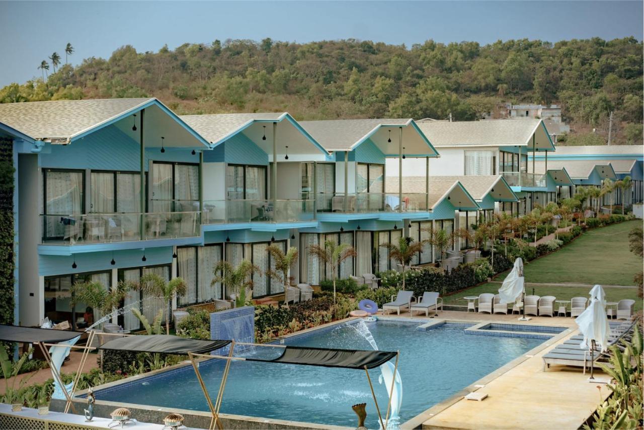 Tan-N-Sand Morjim Exterior photo
