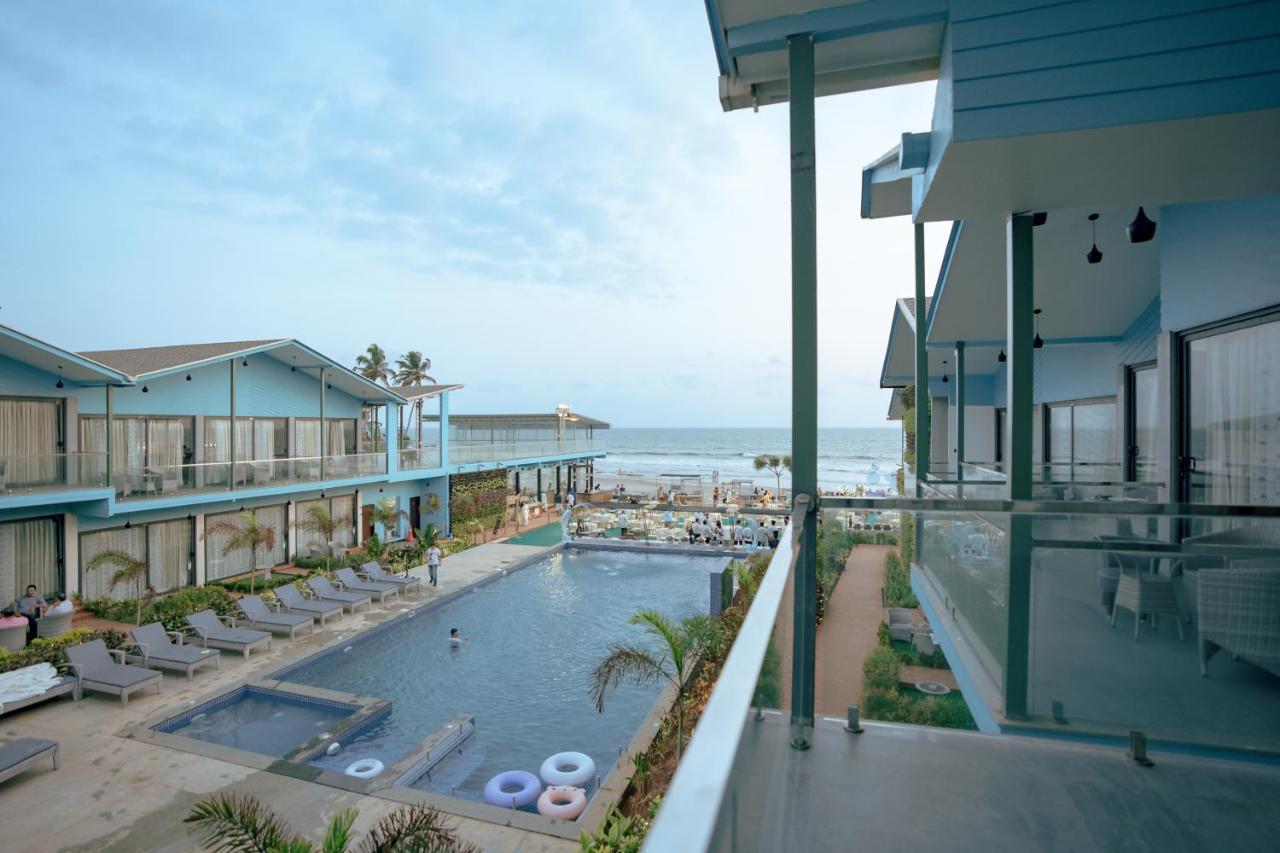 Tan-N-Sand Morjim Exterior photo